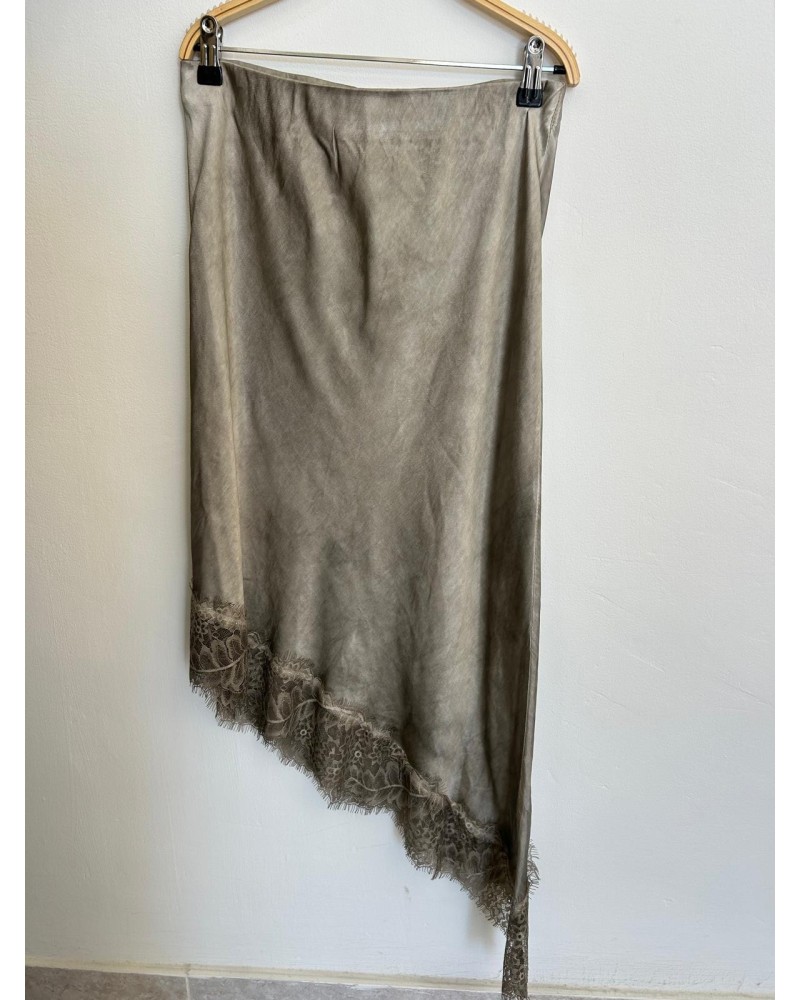 Falda satinada pico encaje