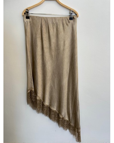 Falda satinada pico encaje